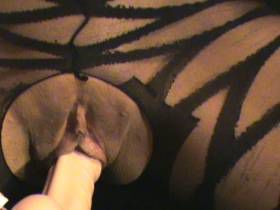 Vorschaubild vom Privatporno mit dem Titel "Im nyloncatsuit geil den dildo gefickt" von nylon_schlampe