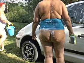 2 geile Lesben waschen Auto 2