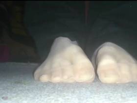 Horny nylon feet on the floor