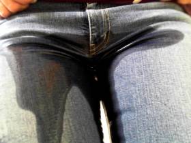 Vorschaubild vom Privatporno mit dem Titel "M60 Jeans richtig nass gepisst" von EvilBitch