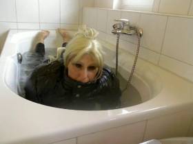 Vorschaubild vom Privatporno mit dem Titel "Baden mit der Glanzjacke" von EvilBitch