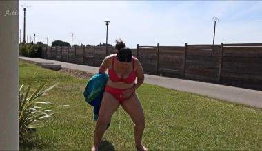 Ins Bikinihöschen gepisst