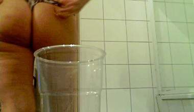 Arsch gewackel, pissen in Becher sowie KV in Becher abgefüllt