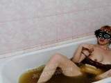 Olga wäscht in schmutzigem Wasser