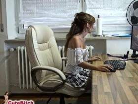 Vorschaubild vom Privatporno mit dem Titel "Vom Chef anal bestraft" von CuteBitch