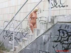 Vorschaubild vom Privatporno mit dem Titel "An der alten Messe gepisst OUTDOOR)" von Ramona_Deluxe