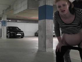 Vorschaubild vom Privatporno mit dem Titel "Public im Parkhaus | Spermaflut in schwangerer Fotze" von Sarahlicious