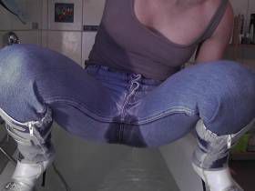 Vorschaubild vom Privatporno mit dem Titel "Erst pissen und dann in die wanne" von nylon_schlampe