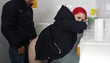 öffentliche Toilette gefickt