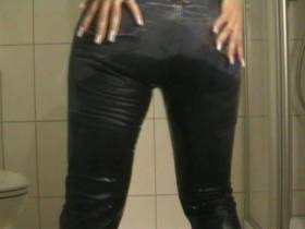 Vorschaubild vom Privatporno mit dem Titel "In die Jeans und Gummistiefel gepisst" von EvilBitch