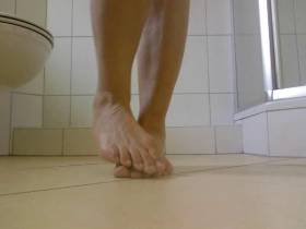 Vorschaubild vom Privatporno mit dem Titel "Mein Pipi Fussbad" von EvilBitch