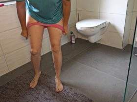 Ich pisse in die Dusche