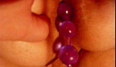 Anale Spiele mit Obst und Analkette