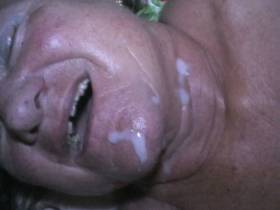Behaarter Omi (74) ins Gesicht gespritzt!