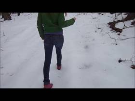 Im verschneiten Wald gepisst