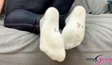 Süße Füße in dreckigen weißen Socken