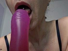 Hier lernst du blasen wie eine gute Sissy!