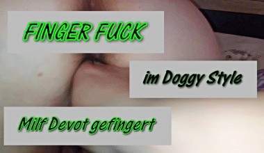 FINGER fUCK IM dOGGY sTyle - Devot benutzt