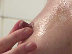 Vorschaubild vom Privatporno mit dem Titel "Mit Balsam meinen Körber eingechremt" von Sue-Allen