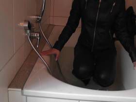 Vorschaubild vom Privatporno mit dem Titel "Voll in Leder ab in die Wanne" von nylon_schlampe
