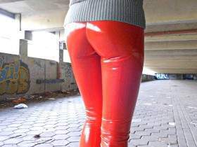 Rote Cameltoe-Leggings