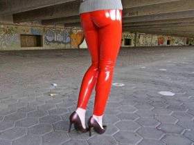 Rote Cameltoe-Leggings