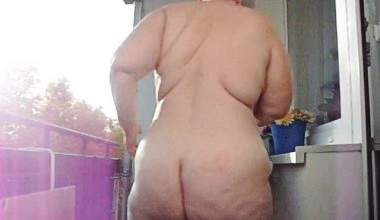 Im November NACKT auf dem Balkon!