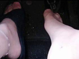 Badelatschen in the car ** Nylon Feet **
