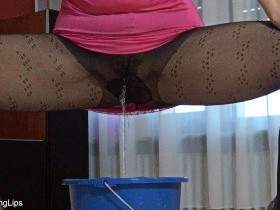 Vorschaubild vom Privatporno mit dem Titel "Eimer-Piss durch FSH" von SweetLongLips