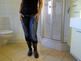 Vorschaubild vom Privatporno mit dem Titel "Neue blaue Gummistiefel" von EvilBitch