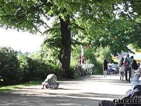 Vorschaubild vom Privatporno mit dem Titel "Public Rotzelecken - Die Passanten lachen über ihn! (NO FAKE)" von CherieNoir