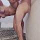 Wilder Fick auf der Treppe