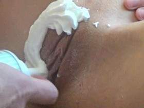 Vorschaubild vom Privatporno mit dem Titel "Schlagsahne auf Titten Arsch und Fotze" von Sue-Allen