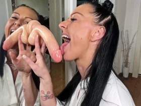 Mirror-dildo-blowjob