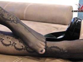 Vorschaubild vom Privatporno mit dem Titel "Smoking Goddess - Verehre deine wunderschöne Göttin!" von CherieNoir