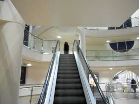 Nylonpiss down the escalator at the Center