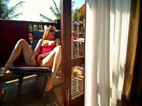 Vorschaubild vom Privatporno mit dem Titel "Kleine Drecksau beim Balkonspannerwichsen" von oOHotJosieOo