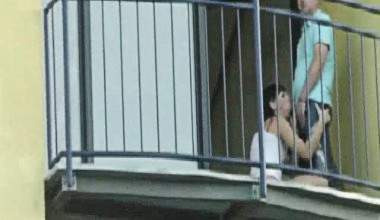 PUBLIC ACTION auf dem Kaufhausbalkon