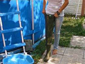 Christina in Waders und Jeans im Pool