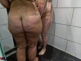 Nach geilem Sex mit Mausi Duschen gegangen