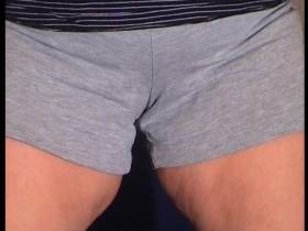 in die short gepinkelt