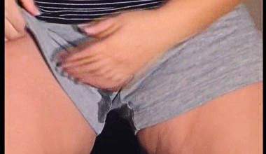 in die short gepinkelt