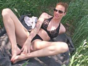 Vorschaubild vom Privatporno mit dem Titel "Füße, Schuhe und DEIN Schwanz!" von Yamila20