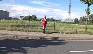 Im Nuttenoutfit an der Straße!