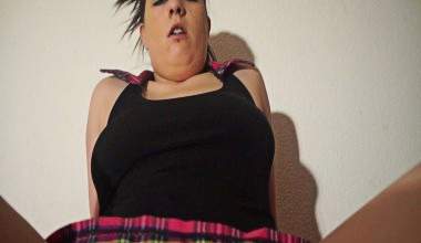 Teeny reitet sich Sperma ein POV