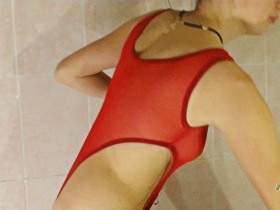 Nikki im roten Badeanzug und Strümpfe