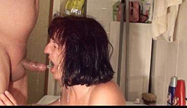 Pisse spucken Deepthroat schlucken