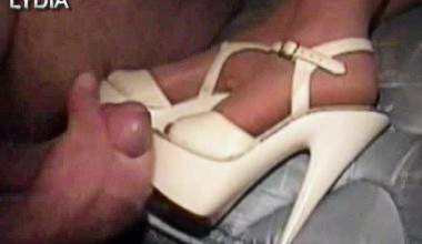 AUF HIGH HEELS GEWICHST