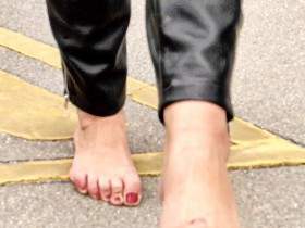 Barefoot Walk - Admire my feet