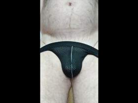 Nylonjunge und sein Genital als Bester Freund